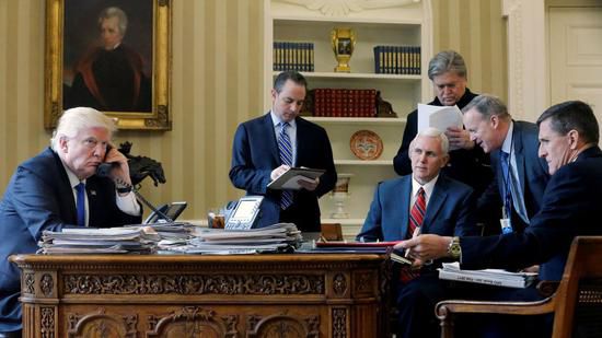 特朗普在椭圆形办公室与俄罗斯总统普京通电话，围绕在他身旁的是（左二起）白宫幕僚长普里伯斯、副总统彭斯（坐者）、高级顾问班农、白宫  新闻  秘书斯派塞和国家安全顾问弗林